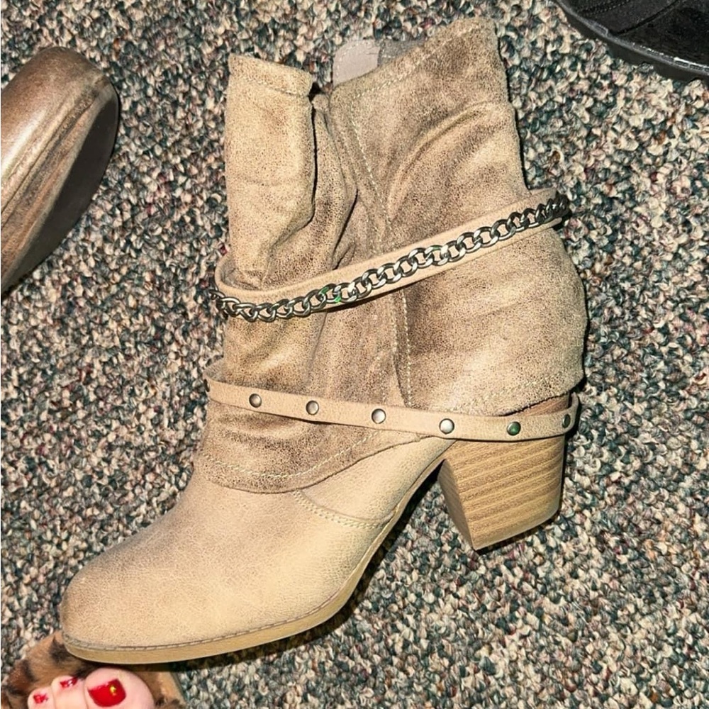 Women’s chains heeled boot